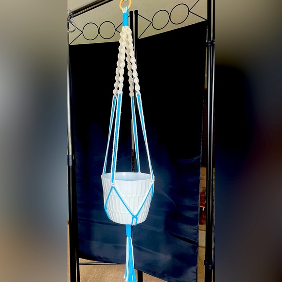 Macrame plant hanger - Picture 1 of 4